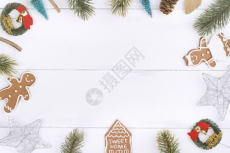 圣诞概念组合物装饰物冷杉树枝花环姜饼人饼干在白色木桌上被隔离装饰品男人星星松树桌子玩具新年锥体叶子装饰图片