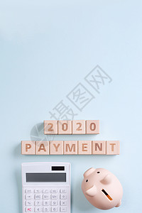 2020 年目标财务计划抽象设计概念蓝桌背景木块与存钱罐和计算器顶视图平面布局复制空间木头平铺成就数字商业高架保管箱小猪空白白色图片