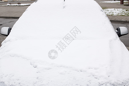 车头盖上下了很多雪寒意冻结街道车辆场景降雪寒冷雪堆白色停留图片