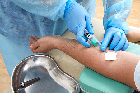 护士在实验室验血时采集血液样本进行化验职业女性科学疾病手套医学诊所注射器考试卫生图片