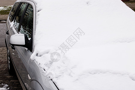 车头盖上下了很多雪风暴寒意寒冷停留街道场景季节运输汽车天气图片