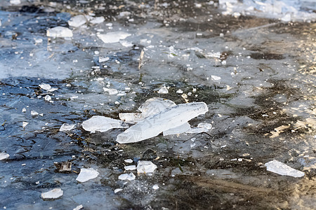 冰冻地上的冰块脆皮结晶白色灰色水坑地面蓝色钻石碎片地球图片