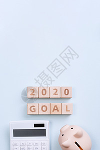 2020 年目标财务计划抽象设计概念蓝桌背景木块与存钱罐和计算器顶视图平面布局复制空间空白高架白色木头小猪数字保管箱平铺成就桌子图片