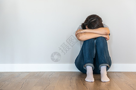独自坐在空房间里的孤单地板上的悲伤妇女 绝望和带有复制空间的孤独概念疼痛女性沉思女孩困惑情感成人挫折悲哀压力图片