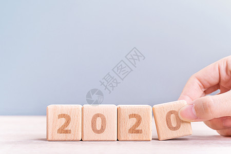 摘要 2020 2019 新年倒计时设计理念  女性在木桌和蓝色背景上拿着木块立方体特写复制空间木头数字灰色挑战战略金融商业桌子图片