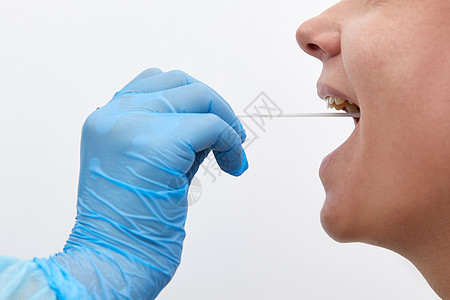 保护性西装医生 从病人处抽喉喉和鼻涕液 以测试可能出现的冠状病毒或共生感染图片
