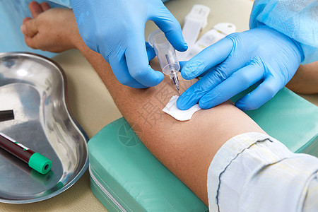 护士在实验室验血时采集血液样本进行化验考试注射器医疗诊断治疗测试援助药品病人管子图片