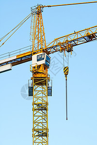 在蓝天背景的建筑塔式起重机 黄色塔式起重机 工业建筑起重机图片