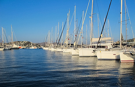 在阳光明媚的白天 蓝天背景下 有帆船和游艇的美丽的码头图片