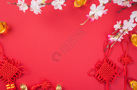 中国农历新年的设计理念美丽的中国结与梅花隔离在红色背景 平躺 顶视图 头顶布局桌子李子边界信封庆典假期高架月球平铺金子图片