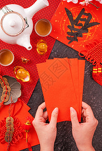 中国农历一月新年的设计理念女人拿着 给红包 红包 红包 作为幸运钱 顶视图 平躺 头顶上方 春字的意思是春天来了对联配件假期文化图片