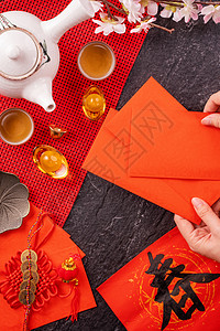 中国农历一月新年的设计理念女人拿着 给红包 红包 红包 作为幸运钱 顶视图 平躺 头顶上方 春字的意思是春天来了文化灯笼月球假期图片