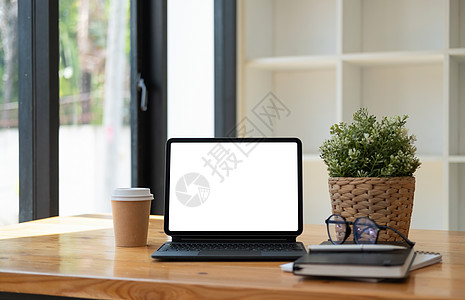 数字片片片 空白白屏幕 键盘 工作空间桌上的咖啡杯办公室成人笔记本手机小样药片互联网电话软垫嘲笑图片