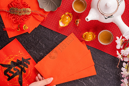中国农历一月新年的设计理念女人拿着 给红包 红包 红包 作为幸运钱 顶视图 平躺 头顶上方 春字的意思是春天来了节日茶壶配件女孩图片
