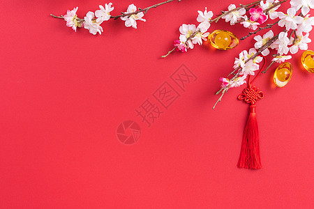 中国农历新年的设计理念美丽的中国结与梅花隔离在红色背景 平躺 顶视图 头顶布局艺术李子工艺金子假期庆典桌子传统信封文化图片