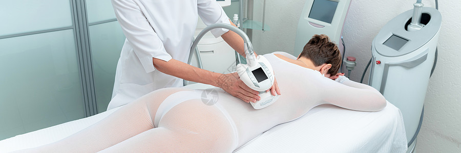 特别的白人西装女子在一家疗养院接受抗细胞按摩 LPG和诊所的身体凝固治疗护理技术化妆品橘皮皮肤药品药物联队脂肪真空图片