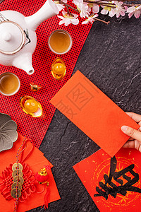 中国农历一月新年的设计理念女人拿着 给红包 红包 红包 作为幸运钱 顶视图 平躺 头顶上方 春字的意思是春天来了硬币文化配件月球图片