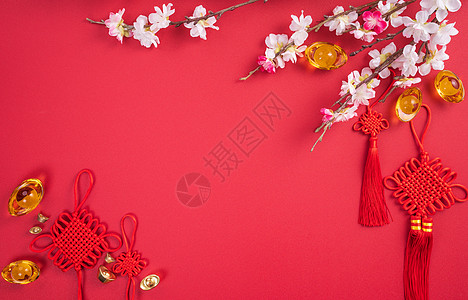 中国农历新年的设计理念美丽的中国结与梅花隔离在红色背景 平躺 顶视图 头顶布局艺术信封传统高架边界桌子庆典假期李子节日图片