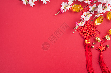 中国农历新年的设计理念美丽的中国结与梅花隔离在红色背景 平躺 顶视图 头顶布局工艺信封假期传统庆典桌子平铺文化金子月球图片