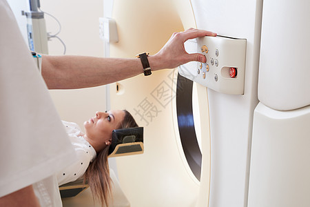 接受 MRI 的女性患者在医院进行磁共振成像 医疗设备和保健概念放射科技术卫生疾病医生断层辐射机器x光女士图片