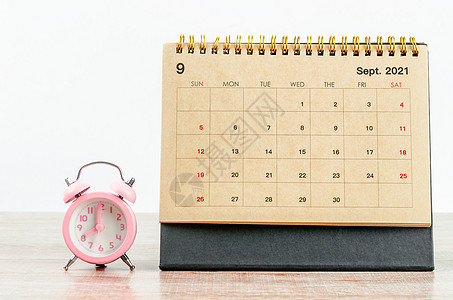 9月2021日 有粉红色闹钟的案头日历旅行日程议程假期季节办公室规划师桌子工作时间表图片