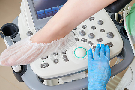 妇科医生和进行超声波扫描的病人的剪裁视图关心治疗测试咨询技术科学诊断腹部医院怀孕图片