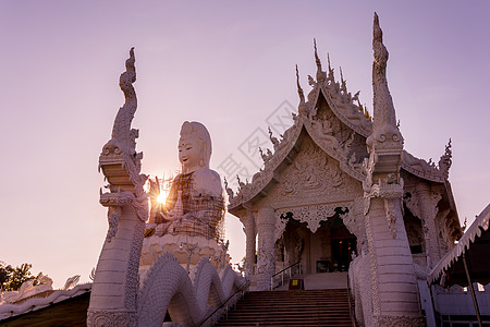 怀普拉孔寺是一座寺庙 有泰国的泰华建筑旅行装饰品地标佛教徒建筑学金子观音雕塑日落艺术图片