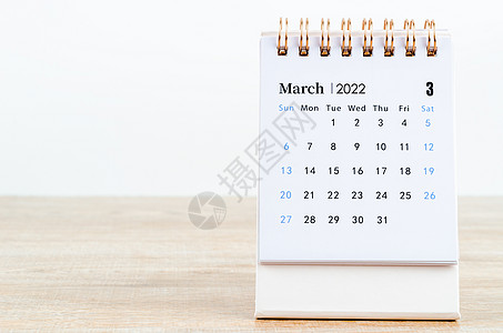 2022年3月日历在木制桌上图片