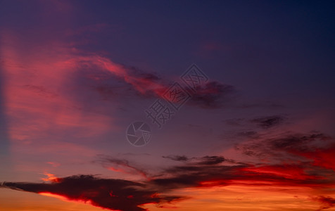 剧烈的红色和深蓝色天空和云彩纹理背景 日落天空上的紫红色和橙色云彩 黄昏的天空 日落抽象背景 黄昏和黎明 大自然的颜色 自由概念图片