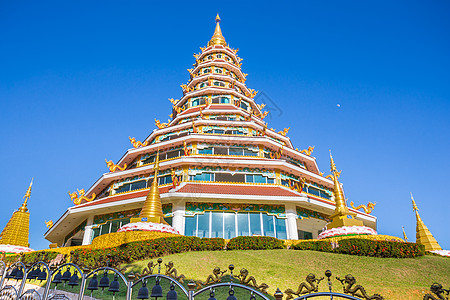 怀普拉孔寺是一座寺庙 有泰国的泰华建筑宗教庆典地标日落雕塑旅游功夫建筑学宝塔装饰品图片