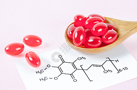 多重豪礼维生素Cenzyme Q10 用粉红色背景的化学配方背景