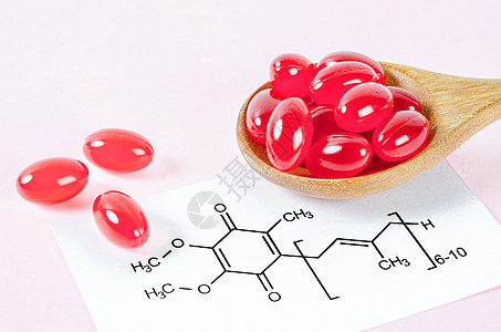 维生素Cenzyme Q10 用粉红色背景的化学配方背景图片