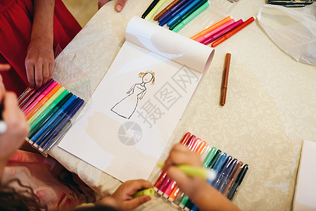 儿童在家中画有标志和玩乐的儿童爱好学习女孩闲暇创造力绘画铅笔蜡笔童年学校图片