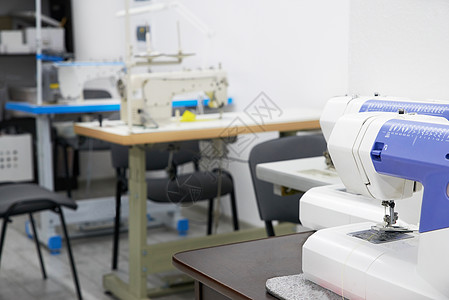 在餐饮室或裁缝车间缝纫机工作室女裁缝生产工作作坊制造业职业工具店铺织物图片