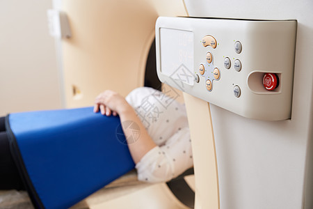 接受 MRI 的女性患者在医院进行磁共振成像 医疗设备和保健概念诊所谐振病人卫生医生治疗女孩计算机化技术员癌症图片