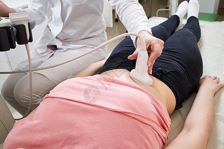 操作超声波扫描仪的女妇产科医生图片