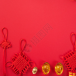 中国农历新年的设计理念美丽的中国结与梅花隔离在红色背景 平躺 顶视图 头顶布局庆典传统金子高架边界工艺节日平铺假期文化图片