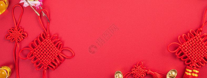 中国农历新年的设计理念美丽的中国结与梅花隔离在红色背景 平躺 顶视图 头顶布局金子桌子艺术传统平铺假期高架工艺月球边界图片