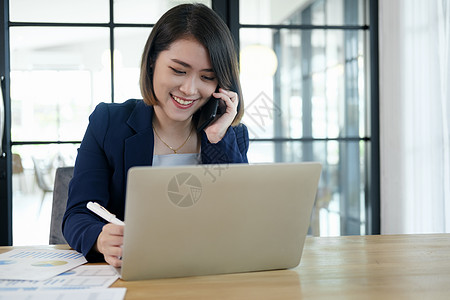 商业妇女忙于办公室的笔记本电脑工作自由职业者计算职业顾问会计女性商务人士企业家经理图片