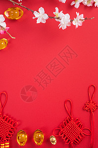 中国农历新年的设计理念美丽的中国结与梅花隔离在红色背景 平躺 顶视图 头顶布局平铺艺术桌子工艺金子边界节日假期传统高架图片