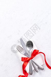 情人节 母亲节 假日约会餐 宴会设计概念白板和大理石背景的红丝带 顶层视野 平地盘子高架餐巾勺子餐厅派对用餐食物横幅卡片图片