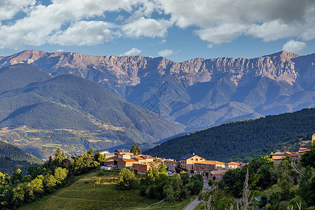 在西班牙加泰罗尼亚州比利牛斯山La Cerdanya Aranser村的夏季风景图片