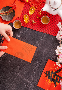 中国农历一月新年的设计理念女人拿着 给红包 红包 红包 作为幸运钱 顶视图 平躺 头顶上方 春字的意思是春天来了口袋茶壶配件假期图片