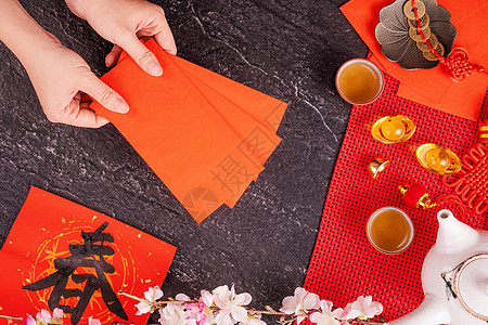 中国农历一月新年的设计理念女人拿着 给红包 红包 红包 作为幸运钱 顶视图 平躺 头顶上方 春字的意思是春天来了金子假期高架配件图片