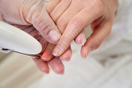 在美容沙龙用激光处理指甲美容师专家医生咨询皮肤技术眼镜护理划痕诊所图片