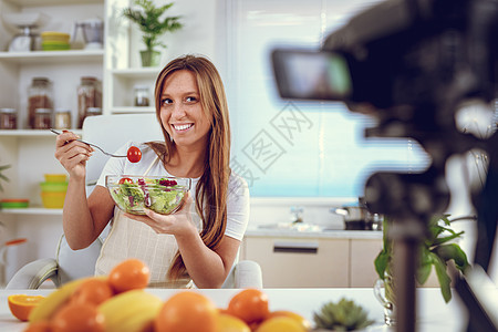 健康是真正的美丽幸福拍摄博主博客美食家女士女孩播送食物记录图片