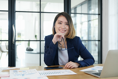 自信的女实业家在任秘书会议领导人士商业职业女性员工新生意财务图片