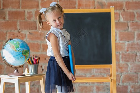 Caucasian学校幼稚园女孩的肖像 她手里拿着书图片