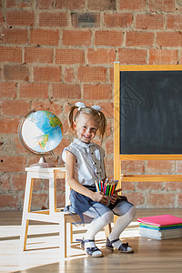 学校幼儿园女孩在黑板前用铅笔画的肖像图片