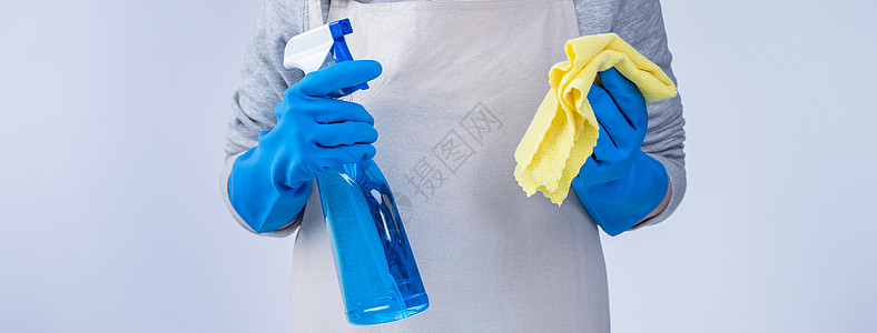 穿围裙的年轻女管家正在用蓝手套 湿黄抹布 喷洒瓶装清洁剂 特写 复制空间 空白设计概念来打扫女士家务女孩女佣毛巾卫生蓝色办公室女图片